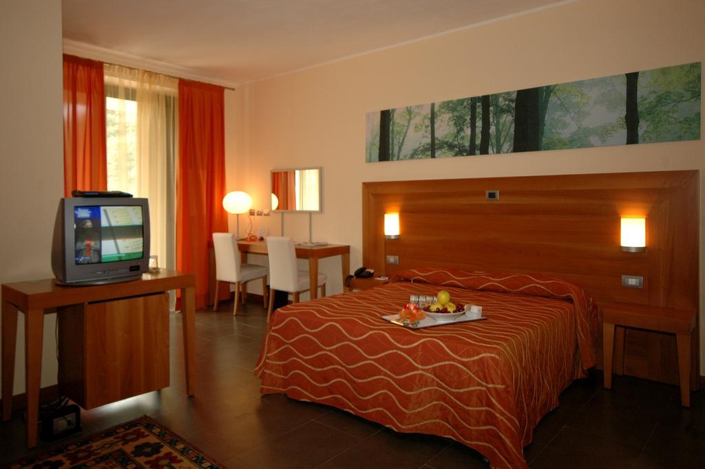 Hotel Langhe & Monferrato Костильоле-д'Астри Экстерьер фото