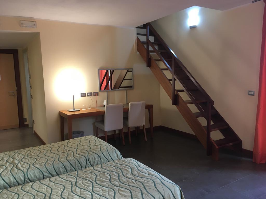 Hotel Langhe & Monferrato Костильоле-д'Астри Экстерьер фото